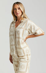 Cassidy Shirt - Short Sleeve Linen Look Shirt in Beige Sun Print
