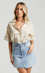 Cassidy Shirt - Short Sleeve Linen Look Shirt in Beige Sun Print