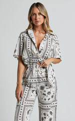 Ryleigh Shirt - Relaxed Short Sleeve Shirt in Mystic Print