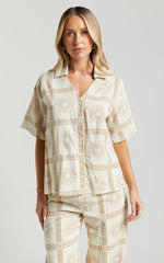 Cassidy Shirt - Short Sleeve Linen Look Shirt in Beige Sun Print